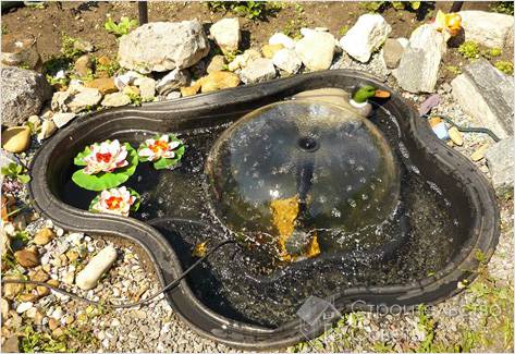 Фонтан в искусственном водоеме