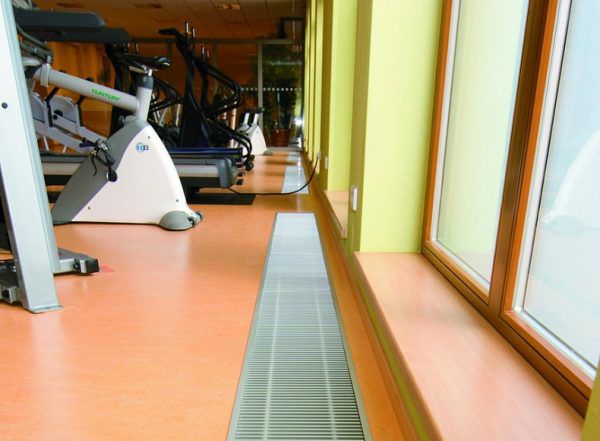 Внутрипольный конвектор в тренажерном зале