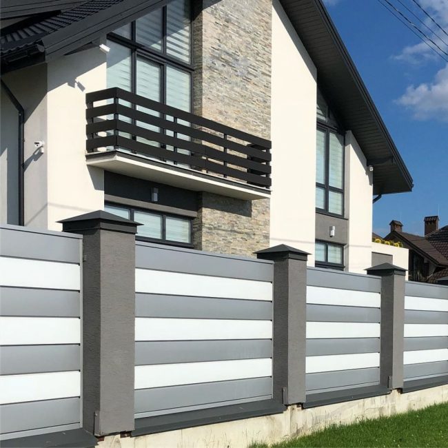 Современный металлический забор всегда смотрится актуально