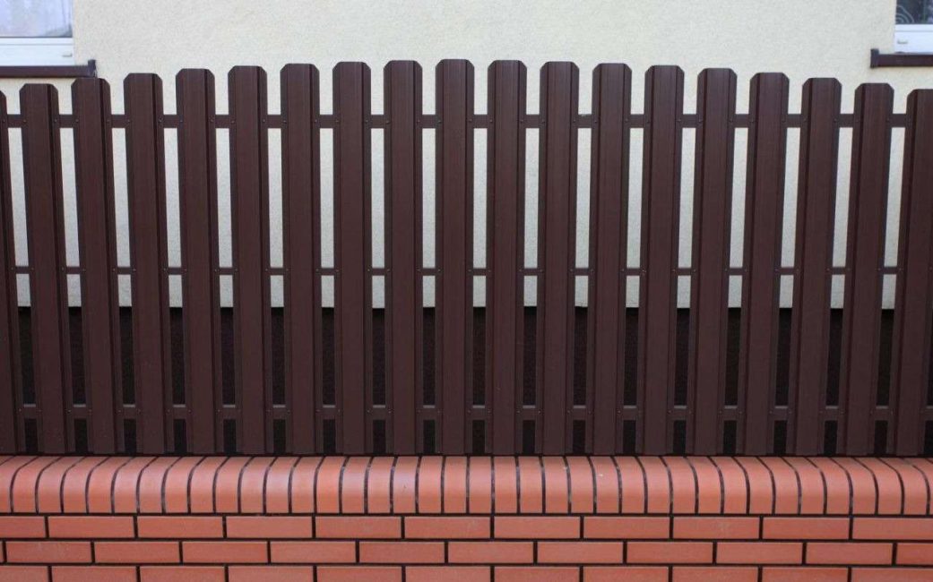 Устойчивый и окрашенный штакетник