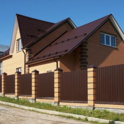 Варианты заборов для дома:  фото лучших новинок и красивого дизайна