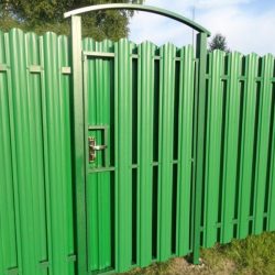 Варианты заборов для дома:  фото лучших новинок и красивого дизайна