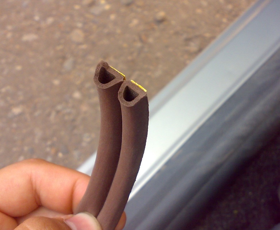 Уплотнитель для металлической двери