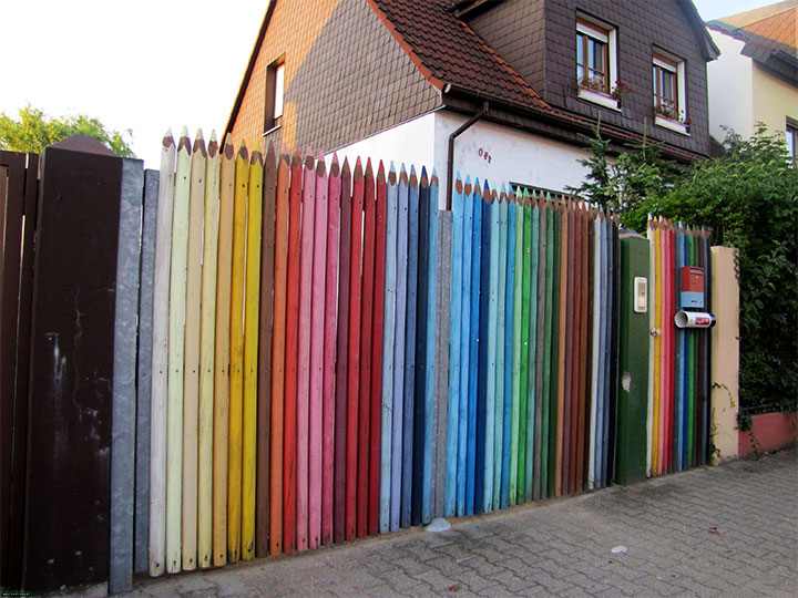 Декоративное окрашивание забора