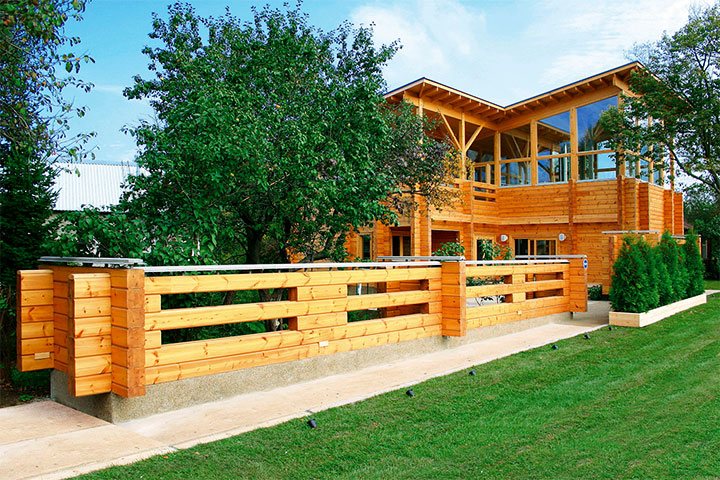 Декоративный забор из бруса