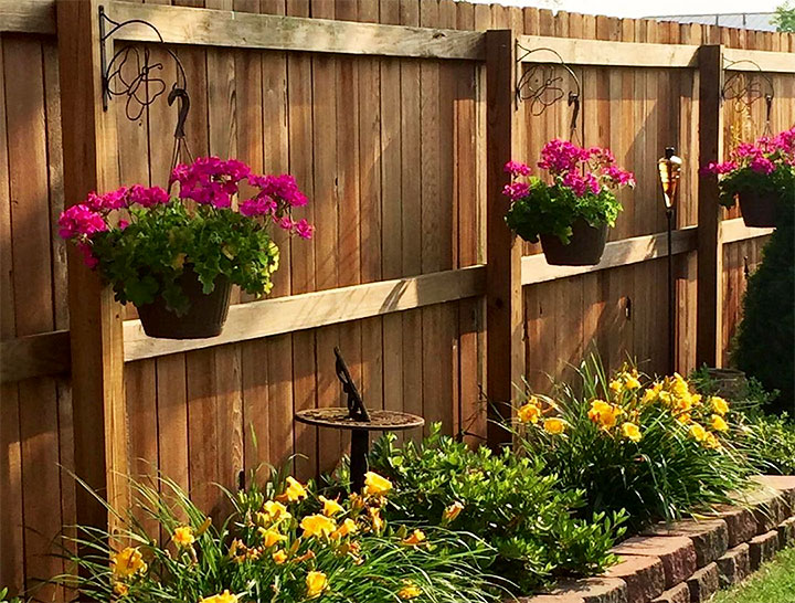 Декорирование деревянного забора цветами