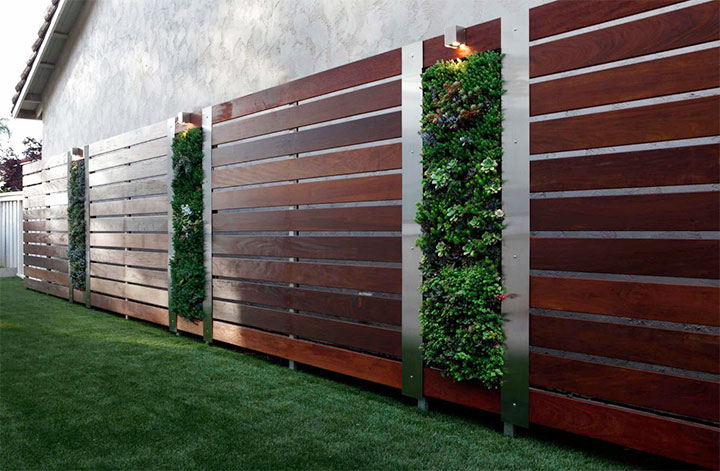 Деревянный забор с металлическими вставками