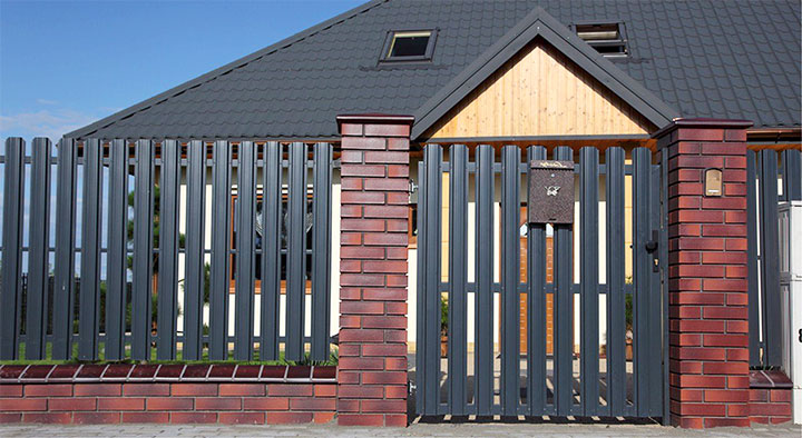 Кирпичный забор с пролетами из евроштакетника