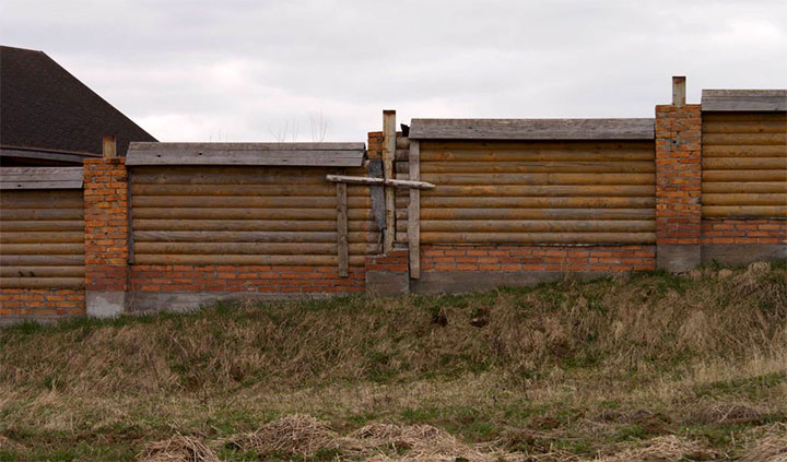 Комбинированный забор из кирпича и бревен