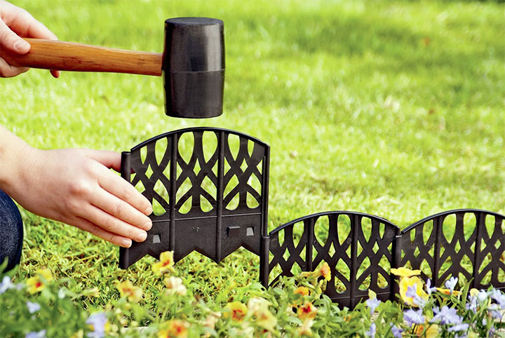 Монтаж металлических секций для ограждения клумбы