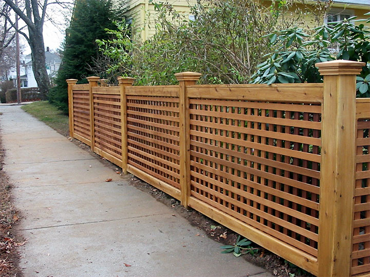 Ограда из деревянной решетки