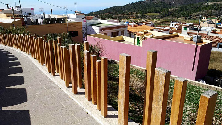 Ограждение для дороги из дерева