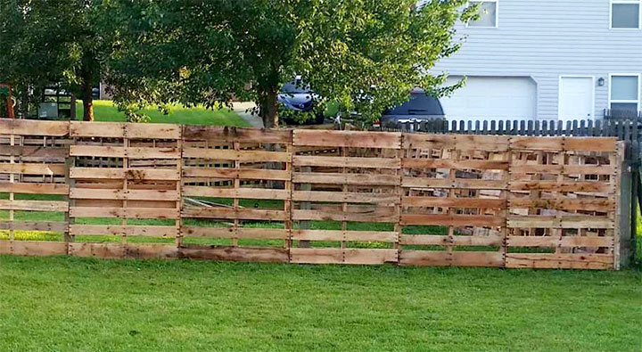 Временная ограда из поддонов