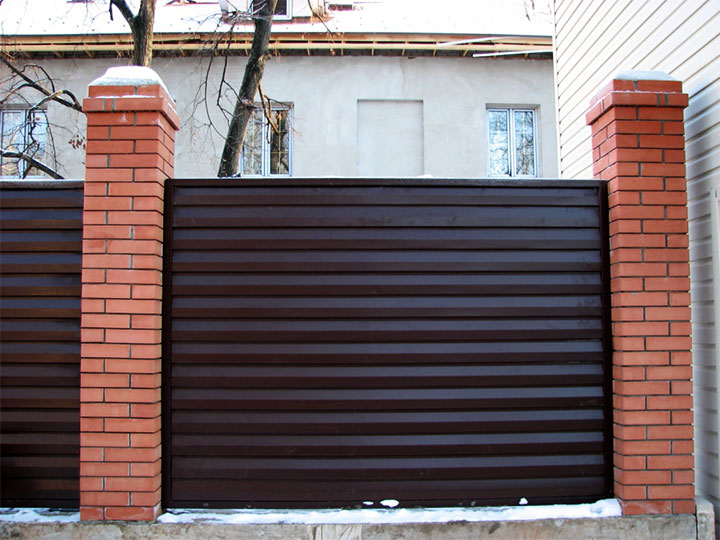 Забор из металлосайдинга