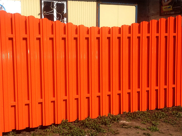 Забор из металлоштакетника