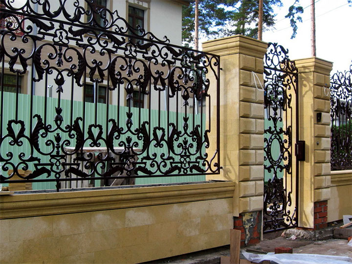 Забор с элементами ковки