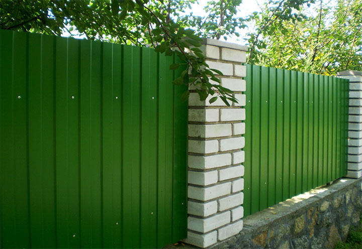 Забор с пролетами из профлиста