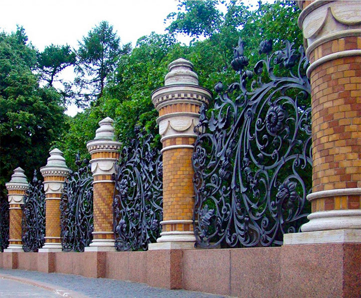 Забор с секциями художественной ковки