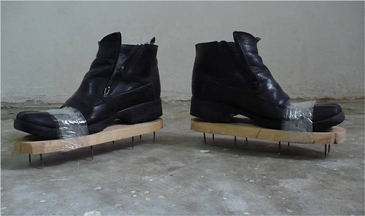 Для изготовления таких краскоступов потребовалось 2 дощечки и 16 саморезов