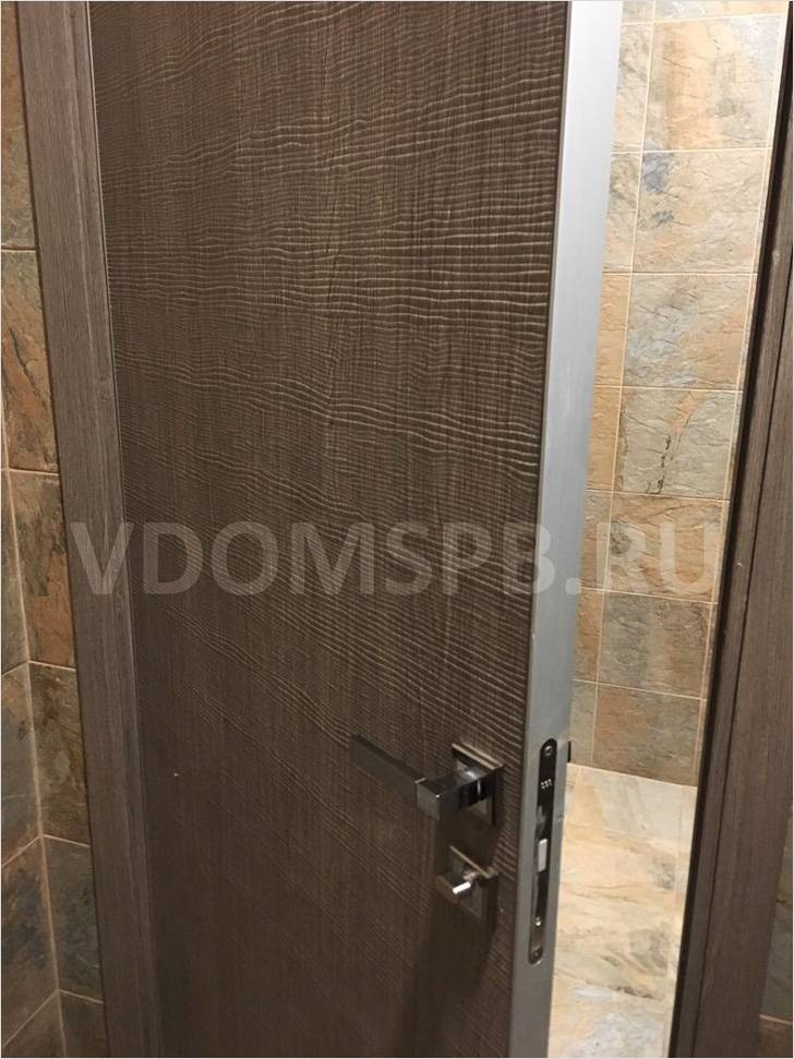 Дверь экошпон с алюминиевой кромкой в санузле