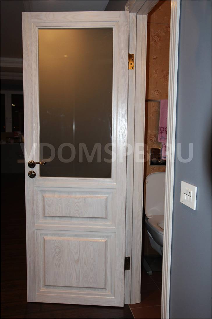 Дверь из массива дуба, установленная в ванную комнату