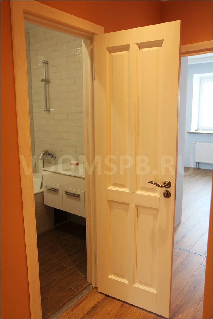 Дверь из массива сосны под белым воском в ванную комнату