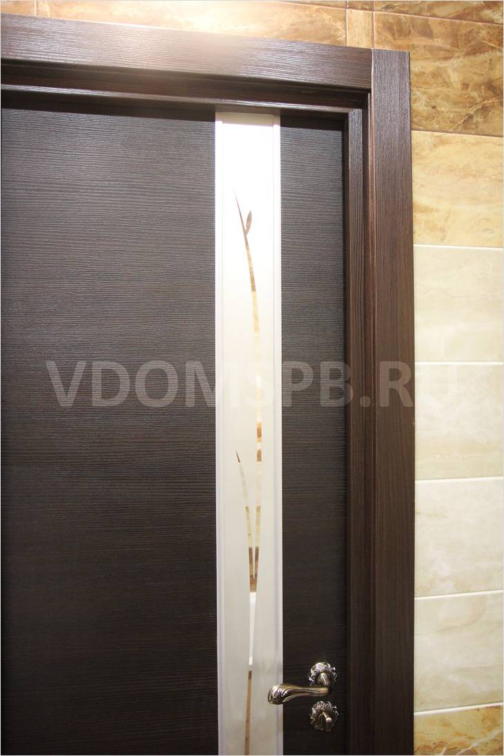 Дверь с экошпоном в цвете венге в санузле