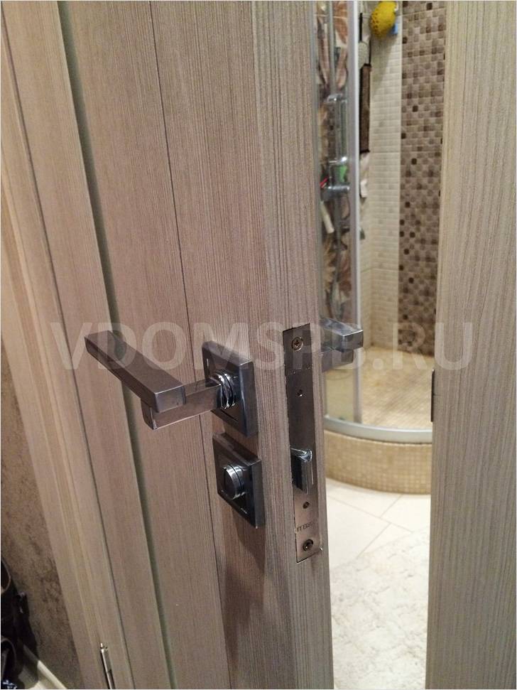 Дверь в ванную с заверткой и магнитной защелкой