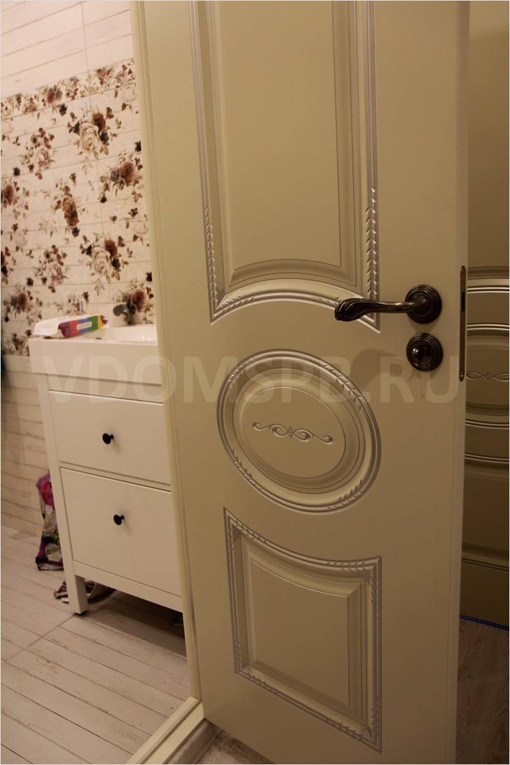 Дверь в ванную с заверткой и магнитной защелкой