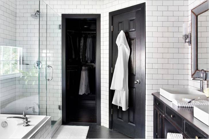Двери в ванную комнату играют особую роль в интерьере