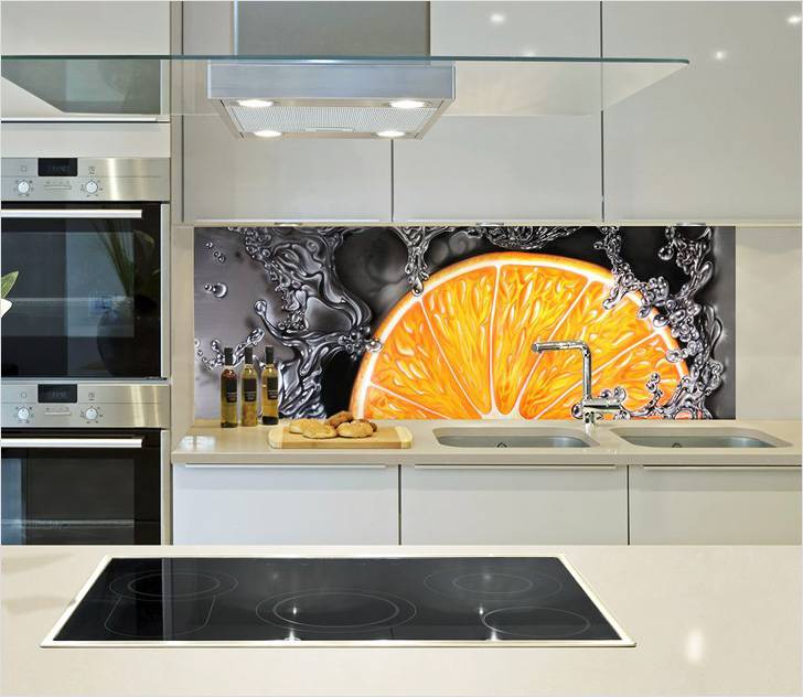 Фартук на кухне с апельсином — яркий акцент
