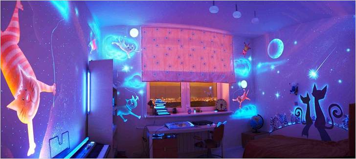 Рисунок на флуоресцентных обоях светится