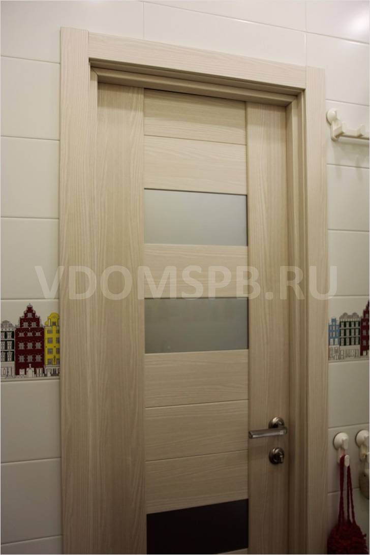 Покрытие экошпон на двери в ванную комнату