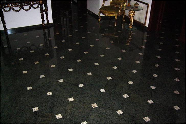 Пол из камня выглядит идеально