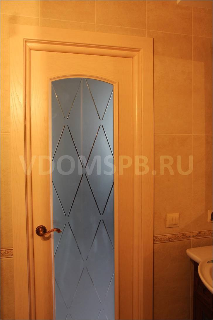 Шпонированная дверь с большим стеклом, установленная в ванную комнату