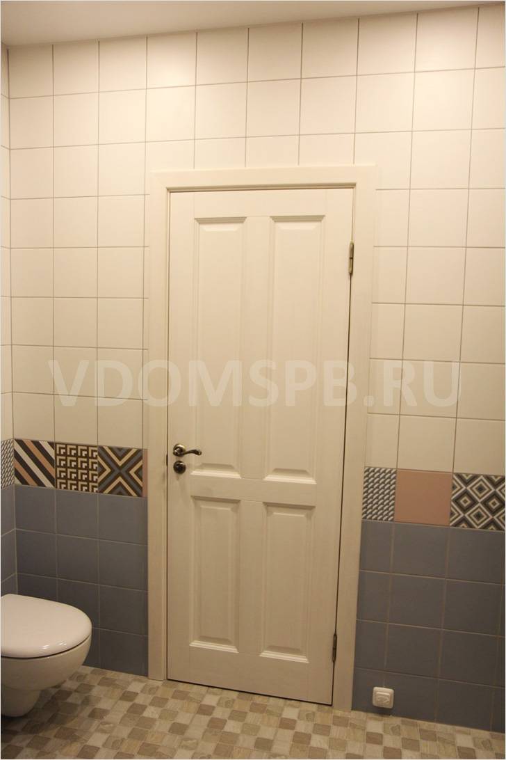 Сосновая четырехфиленчатая дверь в санузле
