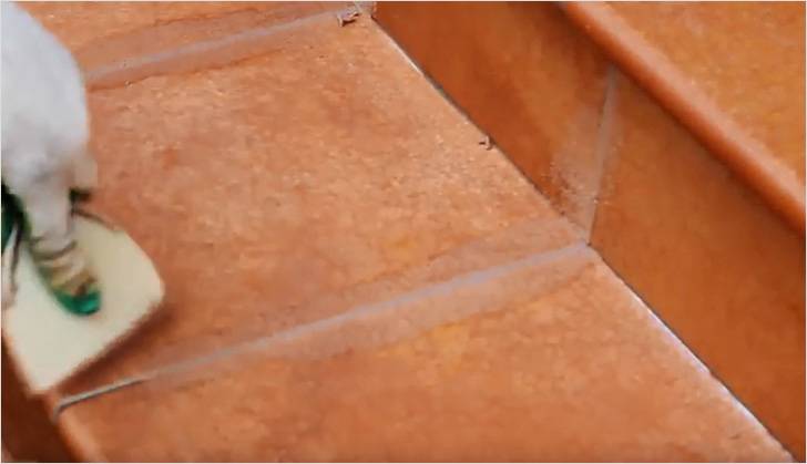 Затирка швов выполняется мягким шпателем