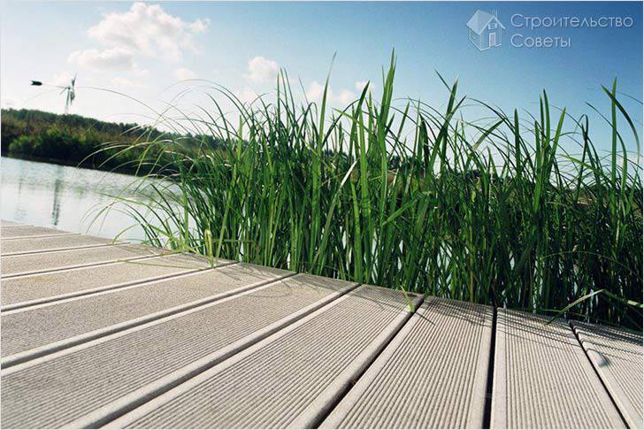 Террасная доска у водоема