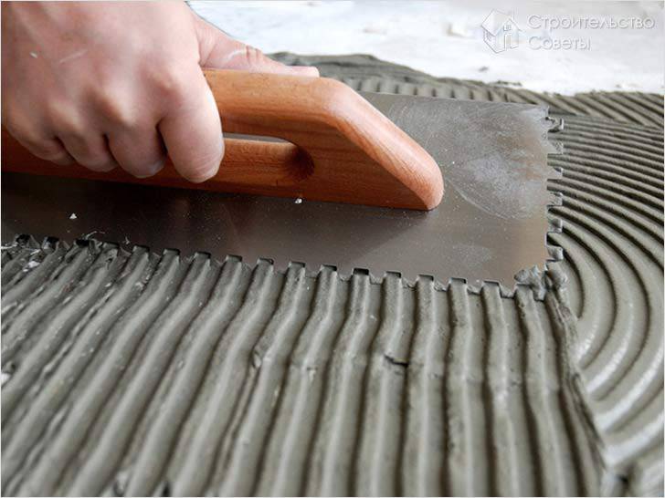 Нанесение клея для плитки