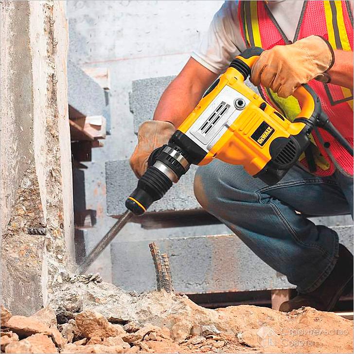 Разрушение бетона отбойным молотком