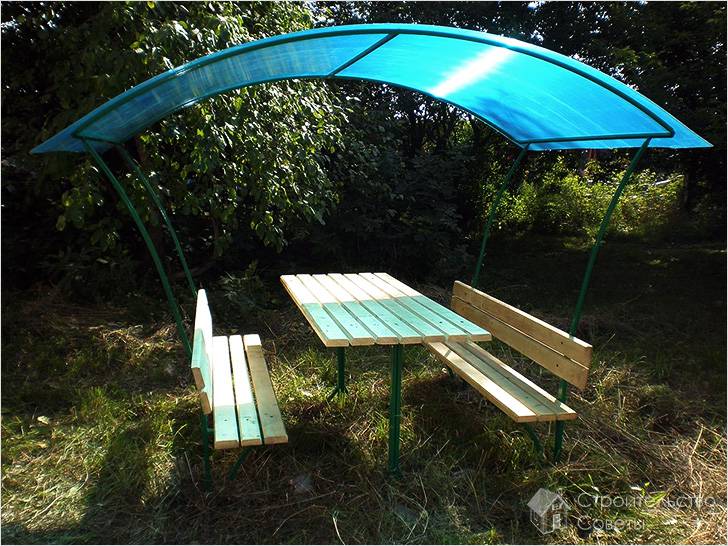 Простая беседка со стандартной мебелью