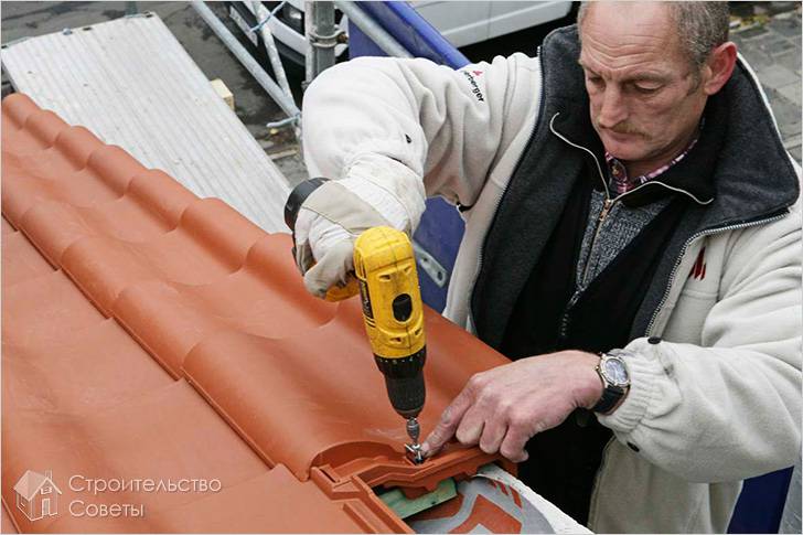 От формы черепицы зависит способ ее укладки