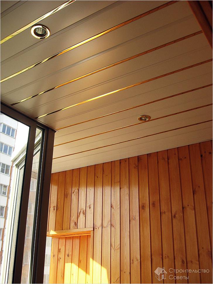 Реечный потолок на балконе