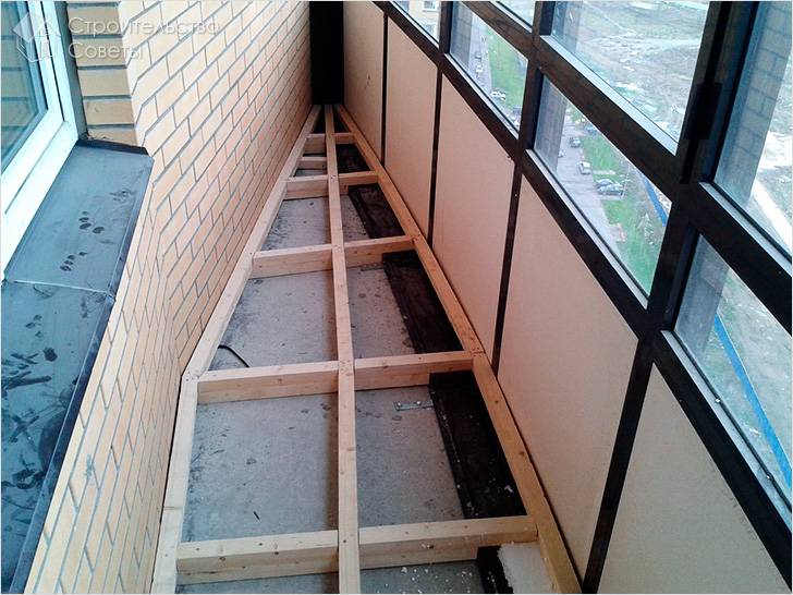 Установка лаг в зауженном балконе