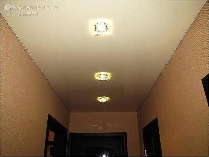 Натяжной потолок в прихожей