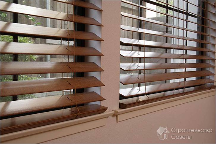 Демонтаж горизонтальных жалюзи с окна