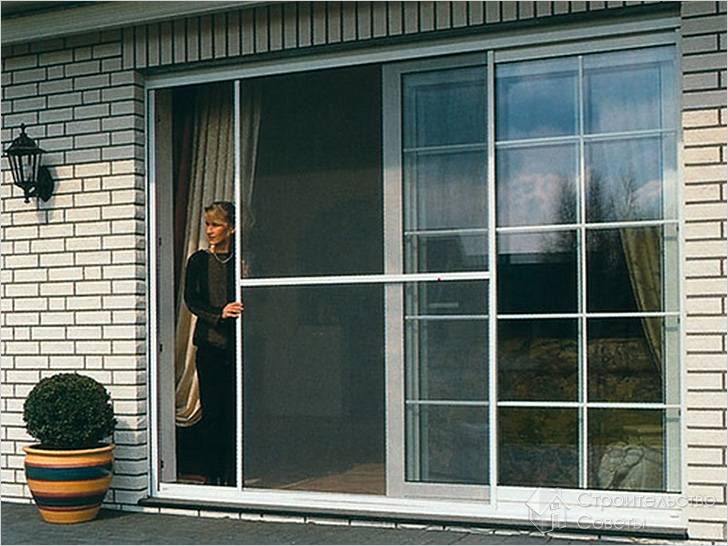 Раздвижная москитка на двери