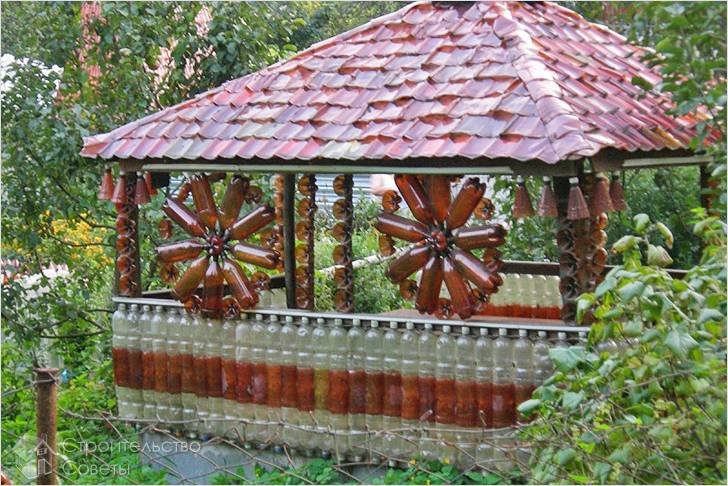 Строительство беседки из пластиковых бутылок