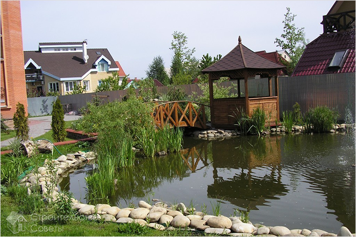 Беседка у воды