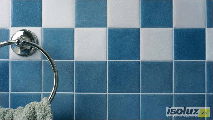 Керамическая плитка на стене в ванной